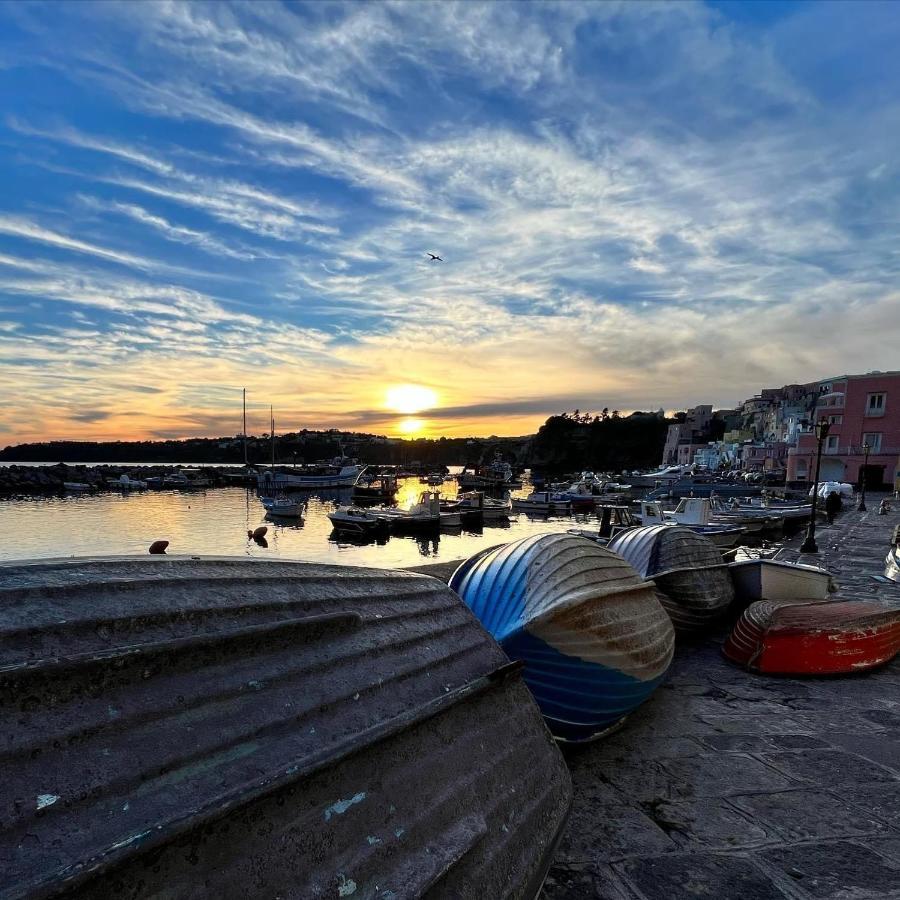 De Lamartine A Marina Di Corricella 普罗奇达 外观 照片